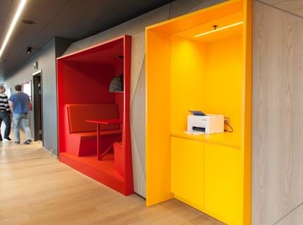 Power office_16, opklæbning af filt på væg